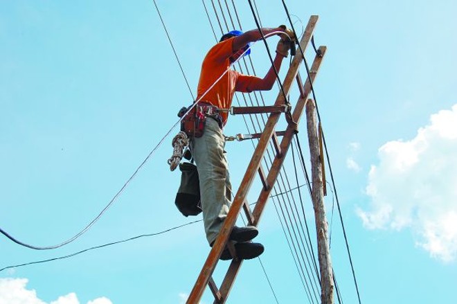Operários instalam cabos de fibra óptica em Santo Antônio da Platina: experiência com 300 domicílios |