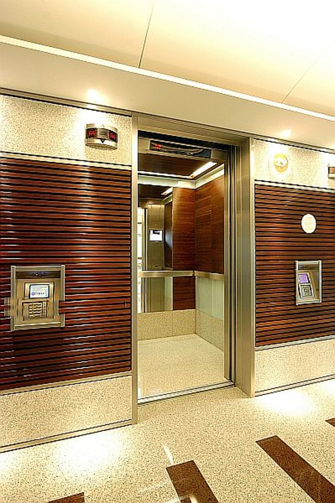 Modelo da ThyssenKrupp de teclado numérico com sistema de antecipação de chamada e destino, o ADC XXI, que otimiza o tráfego. |