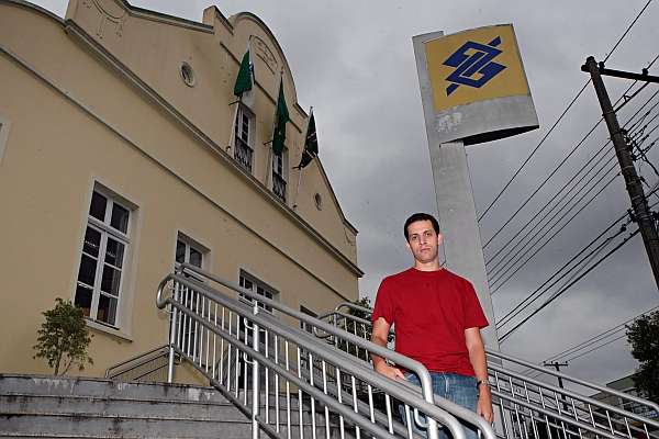 O alarme começou a tocar e fiquei com medo. Caso a polícia ou a segurança chegasse, como ia explicar que estava pagando contas e fiquei preso no banco?Cristiano Antunes dos Santos, cliente do Banco do Brasil que ficou preso na agência das Mercês. | Albari Rosa/Gazeta do Povo