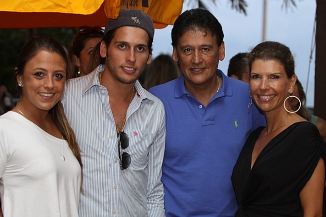 Tetê Fornea, Felipe, Gilson e Simone Yared conferiram a badalação do último fim de semana no Café de La Musique, em Florianópolis. |