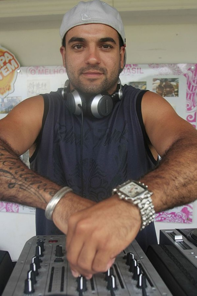 O DJ Andrey Luiz toca ritmos mais acelerados para animar a galera que curte o fim da tarde na praia Mole, em Floripa | 