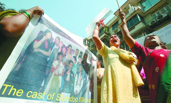 Manifestantes indianos protestam contra a visão pejorativa que o filme britânico apresenta das favelas do país | Punit Paranjpe/Reuters