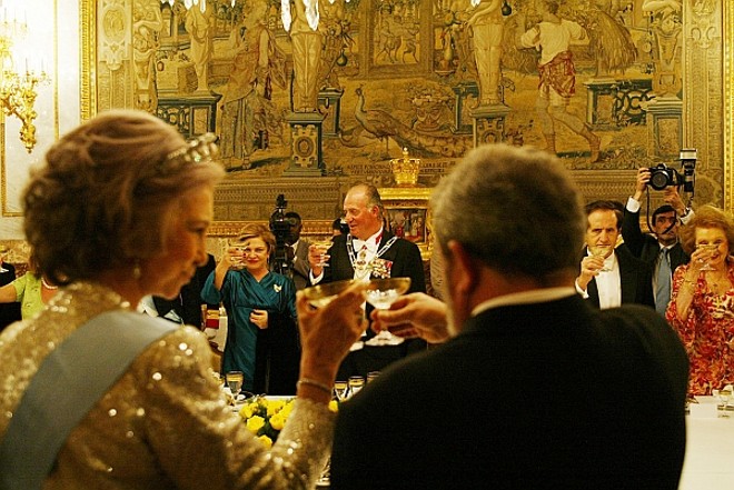 O brinde à rainha Sofia da Espanha, durante jantar de gala no palácio real da Espanha. Do outro lado brindam Marisa Letícia da Silva e o Rei Juan Carlos | 