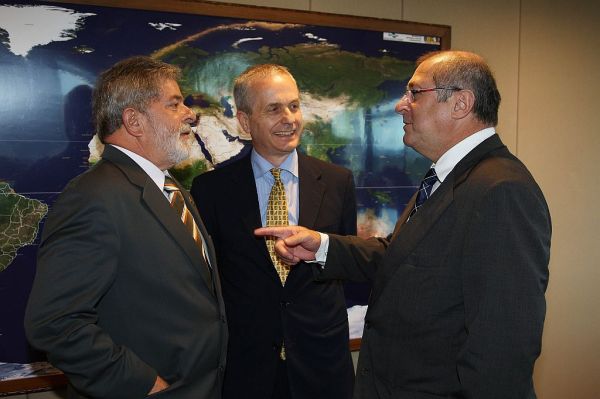 O presidente Luiz Inácio Lula da Silva recebeu no Palácio do Planalto, na última quarta-feira, o diretor de Relações Institucionais da RPC, Luís Roberto Antonik (ao centro), que estava acompanhado do ministro Paulo Bernardo |