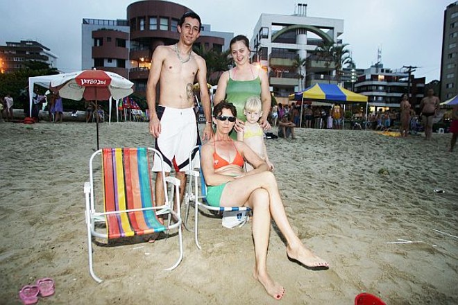 Jean Batista, sua esposa, Dahiane, e a filha Julia voltam, enquanto Vera (frente)fica |