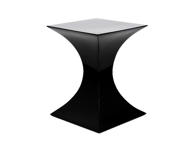 O banco FA7, criação em fibra de vidro e aço inox de Akasaka, também pode ser utilizado como uma pequena mesa. Na Momentum & Design por R$ 3.500. |