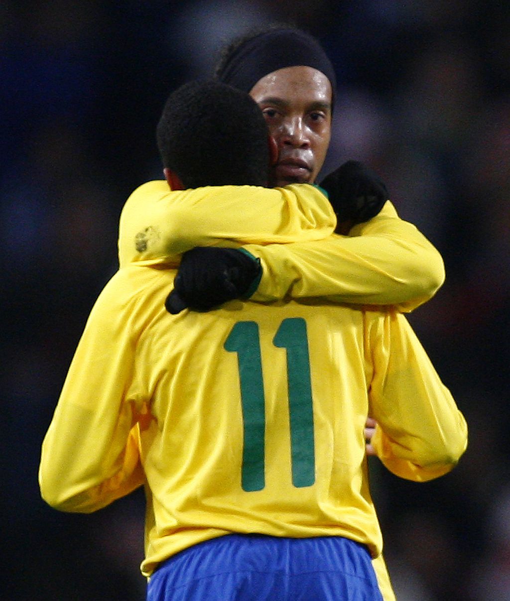 Ronaldinho Gaúcho abraça Robinho pelo segundo gol brasileiro em Londres. Atacante do City foi o destaque do jogo | Eddie Keogh /Reuters