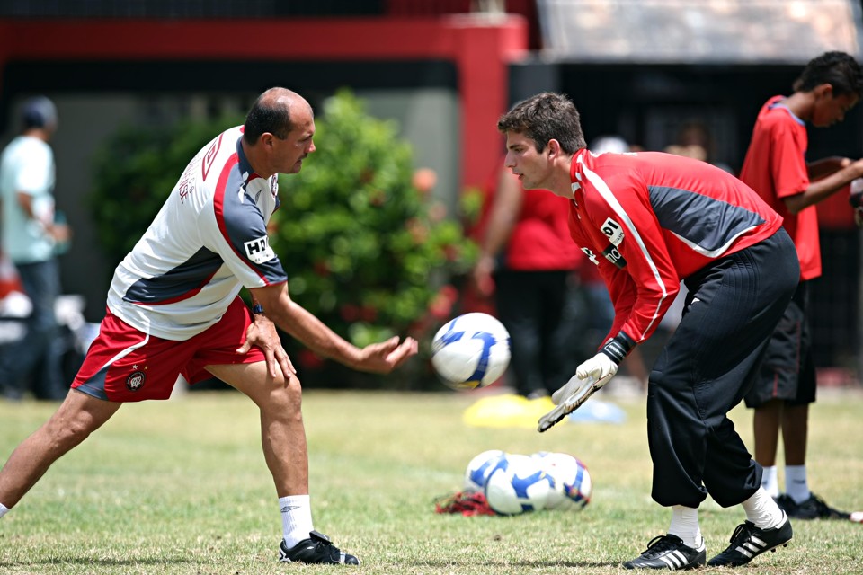 Preparador de goleiros Eduardo Bahia (esq) recebeu proposta do Santos e deixa o Atlético-PR | Albari Rosa / Gazeta do Povo