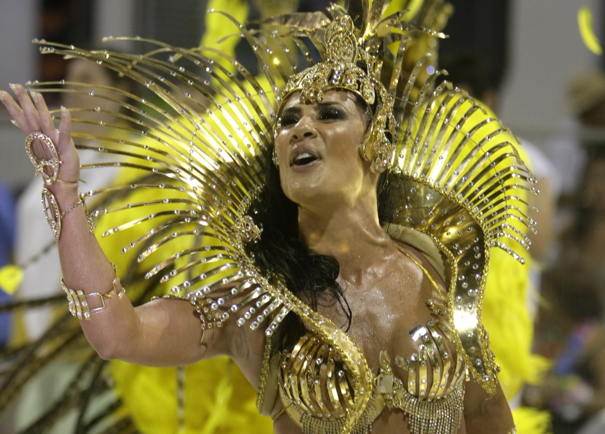 Passista da Unidos da Vila Maria saúda o público | REUTERS