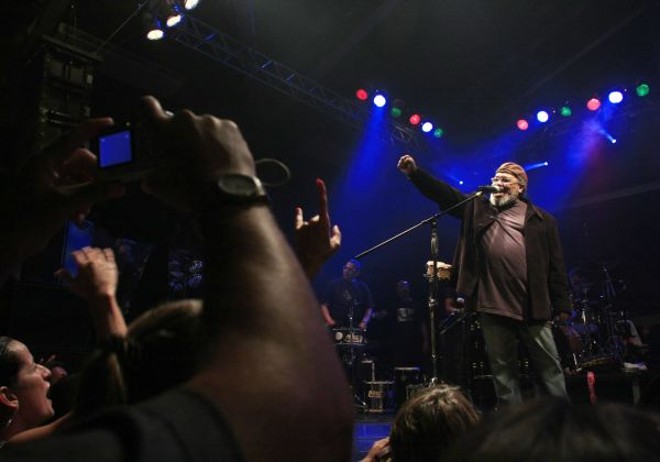 Grandes shows - No Floripa Music Hall, centro, sempre há bons shows. Com mesas, cadeiras e muito espaço para dançar, o local costuma trazer grandes atrações para a cidade. Na noite em que o sambista Jorge Aragão foi o astro, a paulista Rosa Mendes, 32 anos, de férias na ilha de Santa Catarina, dançou até cansar. 