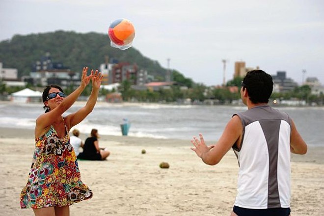 Sandro e Samira aproveitam a praia vazia para jogar vôlei |
