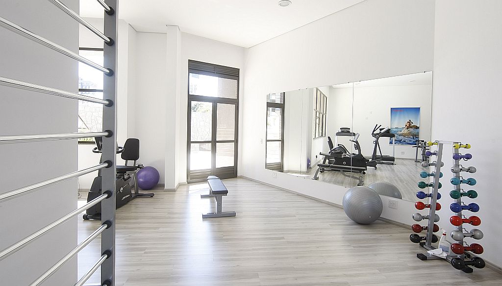 Academia do condomínio Santos Dumont, da construtora Hugo Peretti. Espaço arejado e equipamentos semiprofisionais. | Aniele Nascimento/Gazeta do Povo