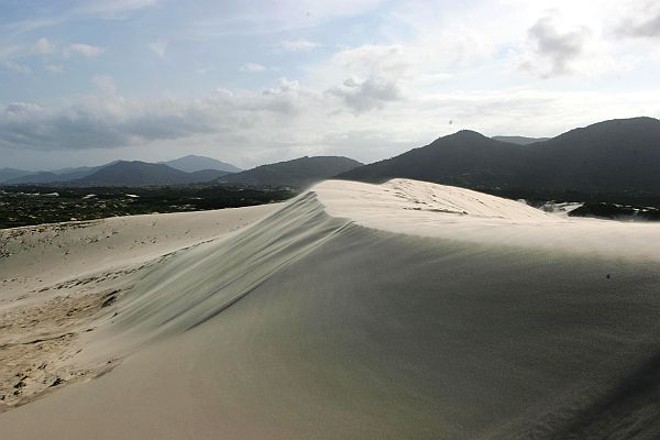 Dunas de areia da praia da Joaquina em Florianópolis são uma atração à parte para os turistas pelo visual e uma opção a mais para praticantes de esportes radicais como Sandboard | 