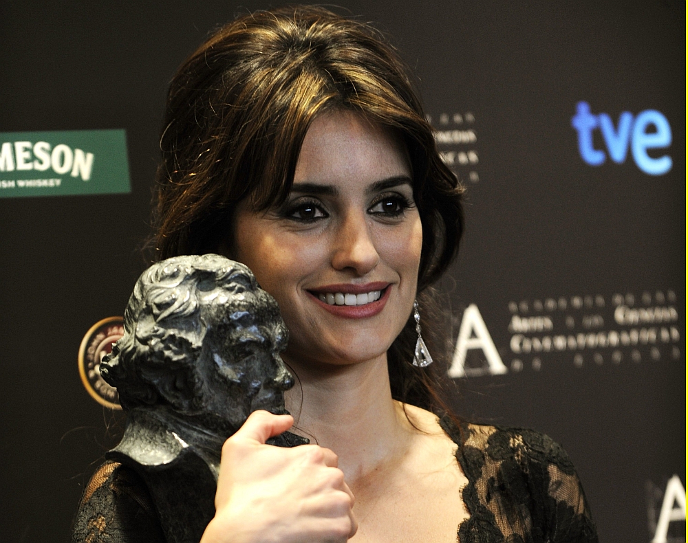 A atriz Penélope Cruz com o prêmio de melhor atriz coadjuvante | Reuters/Juan Medina