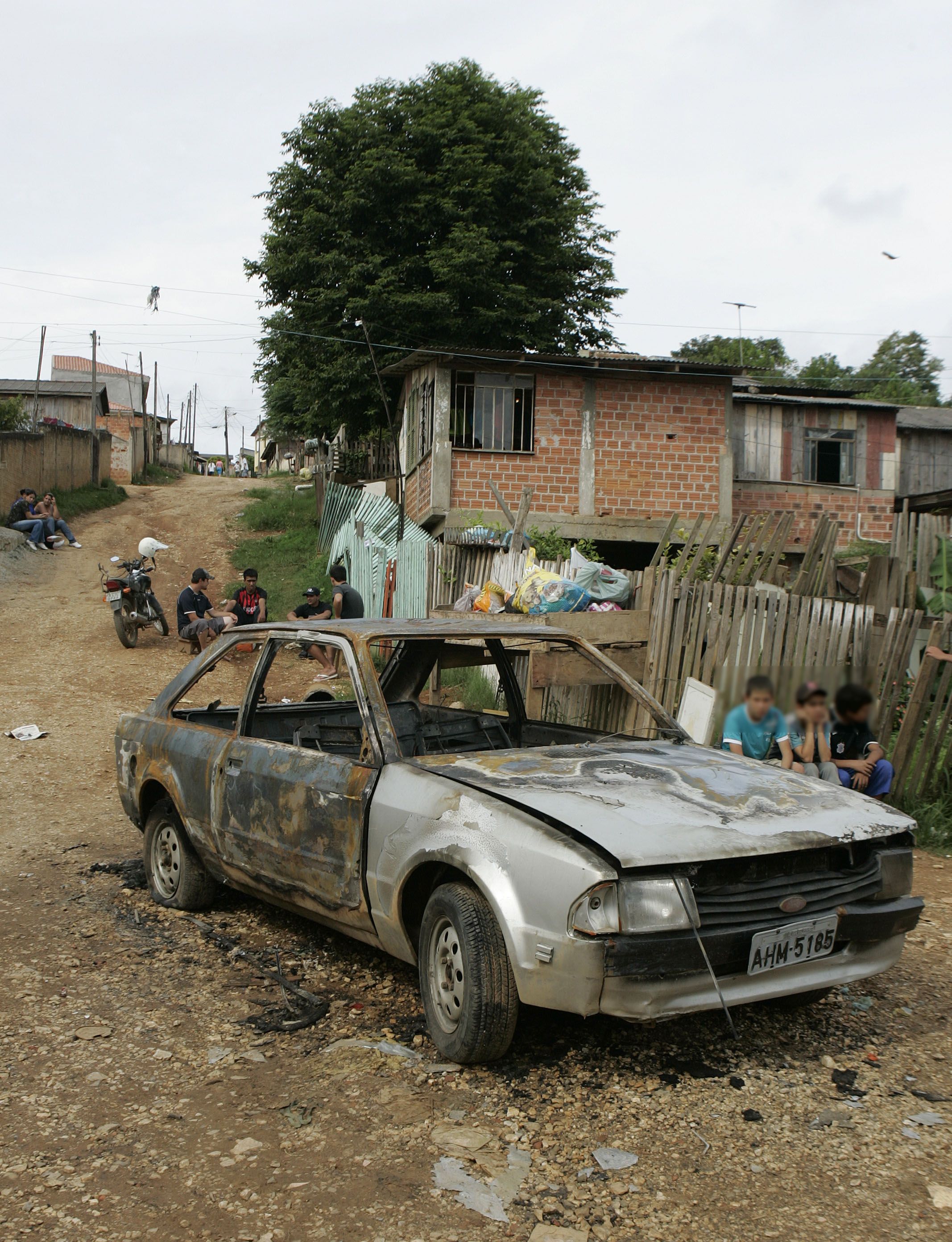 Vista do veículo incendiado por moradores de Colombo revoltados com o assassinato de Valdiléia | Rodolfo Bührer/Gazeta do Povo
