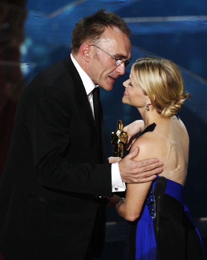 Danny Boyle recebeu o prêmio das mãos de Reese Witherspoon |