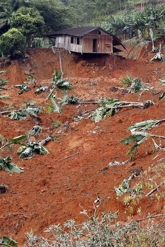 Desabamento de terra no Morro do Baú, em Santa Catarina |