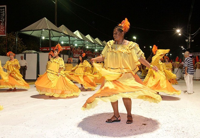 Carnafalls movimenta fronteira - Foz do Iguaçu Foliões lotam a Avenida Duque de Caxias para se divertir no Carnafalls. No sábado, houve a eleição da Menina Veneno e a escolha da Rainha do Carnaval. No domingo à noite, o Bloco dos Pierrôs abriu a programação na Avenida do Samba, dando espaço para o desfile das escolas (foto). Hoje à tarde, o baile da saudade e o bloco dos Pierrôs colorem o Centro de branco e vermelho. Festa termina com o baile popular e a tradicional Canja do Galo Inácio |