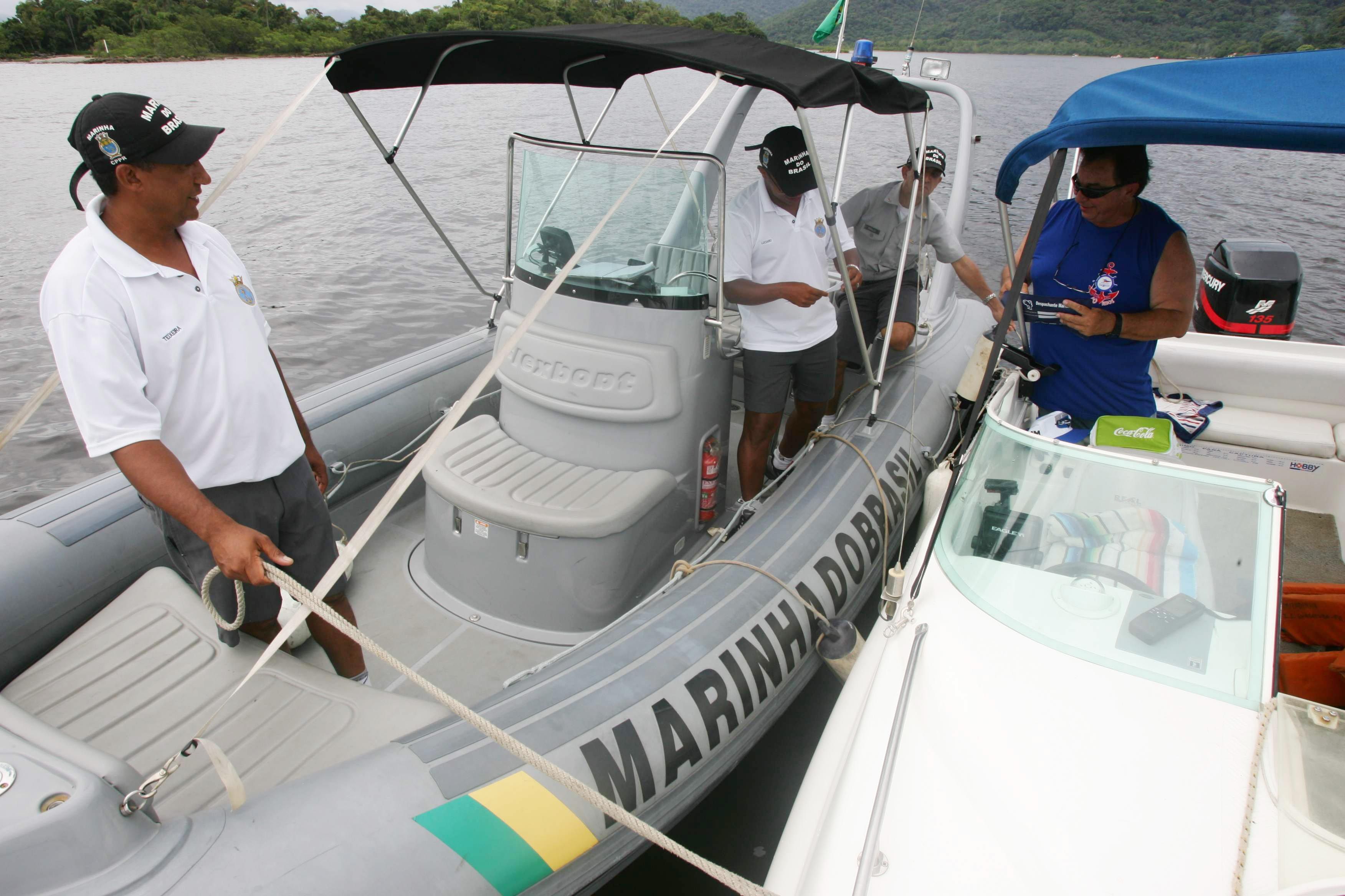 Gilberto Antonietto tem em seu barco todos os equipamentos exigidos pela Capitania dos Portos para garantir segurança | Daniel Castellano/Gazeta do Povo