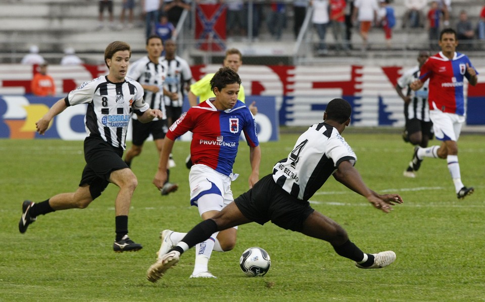 Elvis joga muito bem e se consolida no time titular do Paraná | Pedro Serápio / Gazeta do Povo