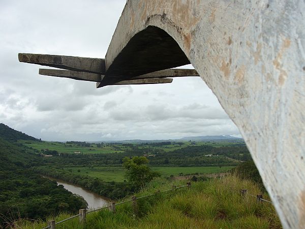 Setão de Santo Antônio - Quem passa pelo quilômetro 52 da rodovia PR-439, no trecho entre Santo Antônio da Platina e Ribeirão do Pinhal, no Norte Pioneiro, encontra em um mirante na margem da estrada uma ótima oportunidade para contemplar a natureza. Do alto de 60 degraus é possível avistar o Rio das Cinzas e um paredão de pedra que abriga uma cascata. O que ninguém entende é o que significa uma escultura, em forma de espinha de peixe, que aponta para o rio. Nem na prefeitura de Santo Antônio da Platina há explicação para o que significa aquela construção. Mas o historiador Israel Pereira de Castro tem a resposta: nada mais é que uma seta que aponta para a cidade, distante sete quilômetros. Segundo ele, a obra foi erguida pelo Departamento de Estradas de Rodagem (DER), quando o órgão fez algumas alterações no sentido da rodovia. Nas décadas de 70, o DER erguia uma espécie de recanto nas estradas que construía. Por isso nem a prefeitura tem informação sobre o monumento, diz | Marco Martins/Gazeta do Povo