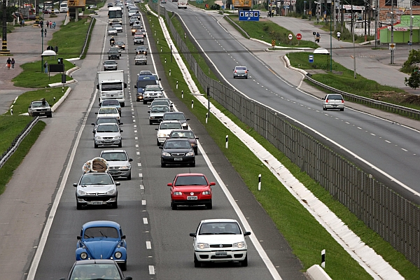 Movimento na BR-277, ontem: 2,5 mil carros passavam pela rodovia por hora. | Albari Rosa/Gazeta do Povo