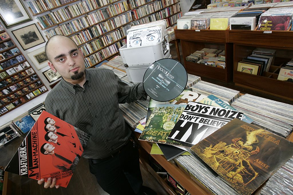 O DJ Elias Hatem segura The Man-Machine, disco de 1978 da banda alemã Kraftwerk: compras em sebos ou via importadores podem dar lugar a aquisições nacionais | Marcelo Elias/Gazeta do Povo