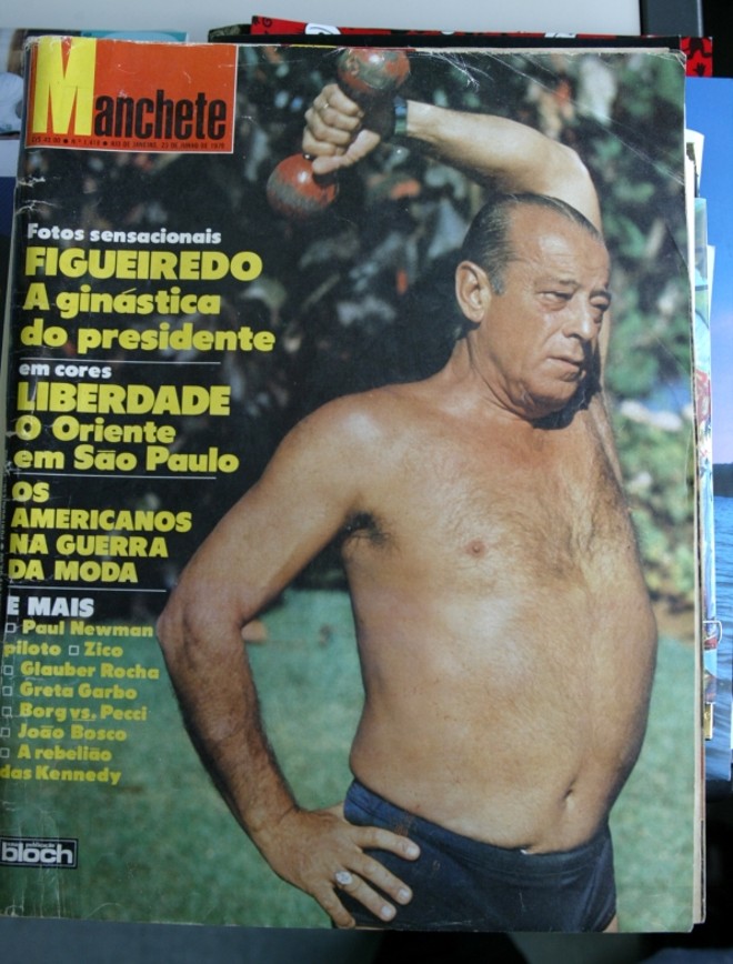 O ex-presidente Figueiredo, quando ainda estava no Planalto, se exercitando, em foto de Roberto Stuckert que virou capa da revista Manchete. | 