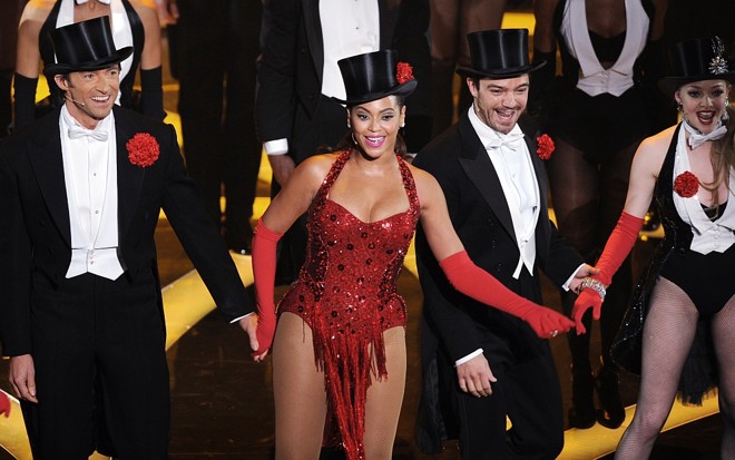 Hugh Jackman, Beyoncé, Dominic Cooper e Amanda Seyfried cantaram canções de grandes musicais do cinema |