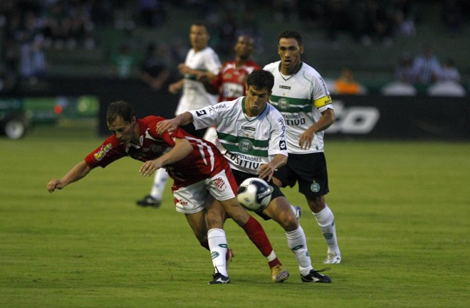 Leandro Donizetti foi um leão em campo e participou ativamente das jogadas alviverdes, tanto na defesa, quanto no ataque | 