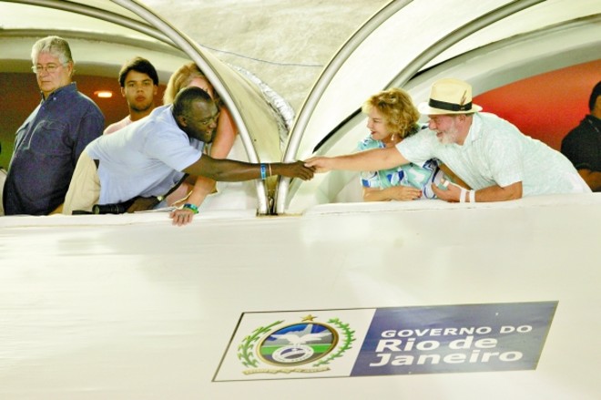 Governador Roberto Requião (em pé, de camisa) ficou em camarote diferente do de Lula |