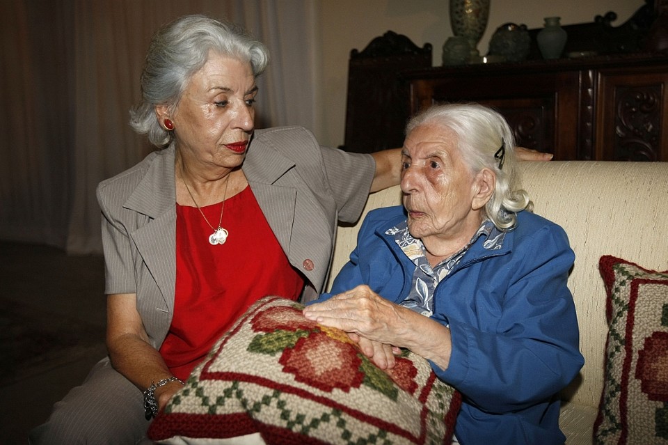 Aurora, de 98 anos, passou a viver com a filha, Maria Lúcia, após acidente e avanço do Alzheimer: autoestima prejudicada. | Pedro Serápio/Gazeta do Povo