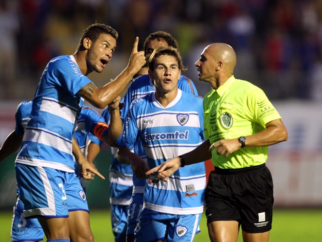 Os londrinenses também não gostaram da arbitragem | 
