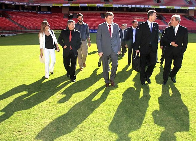 ... Após um breve tour pelo gramado, o grupo elogiou o estádio atleticano... |