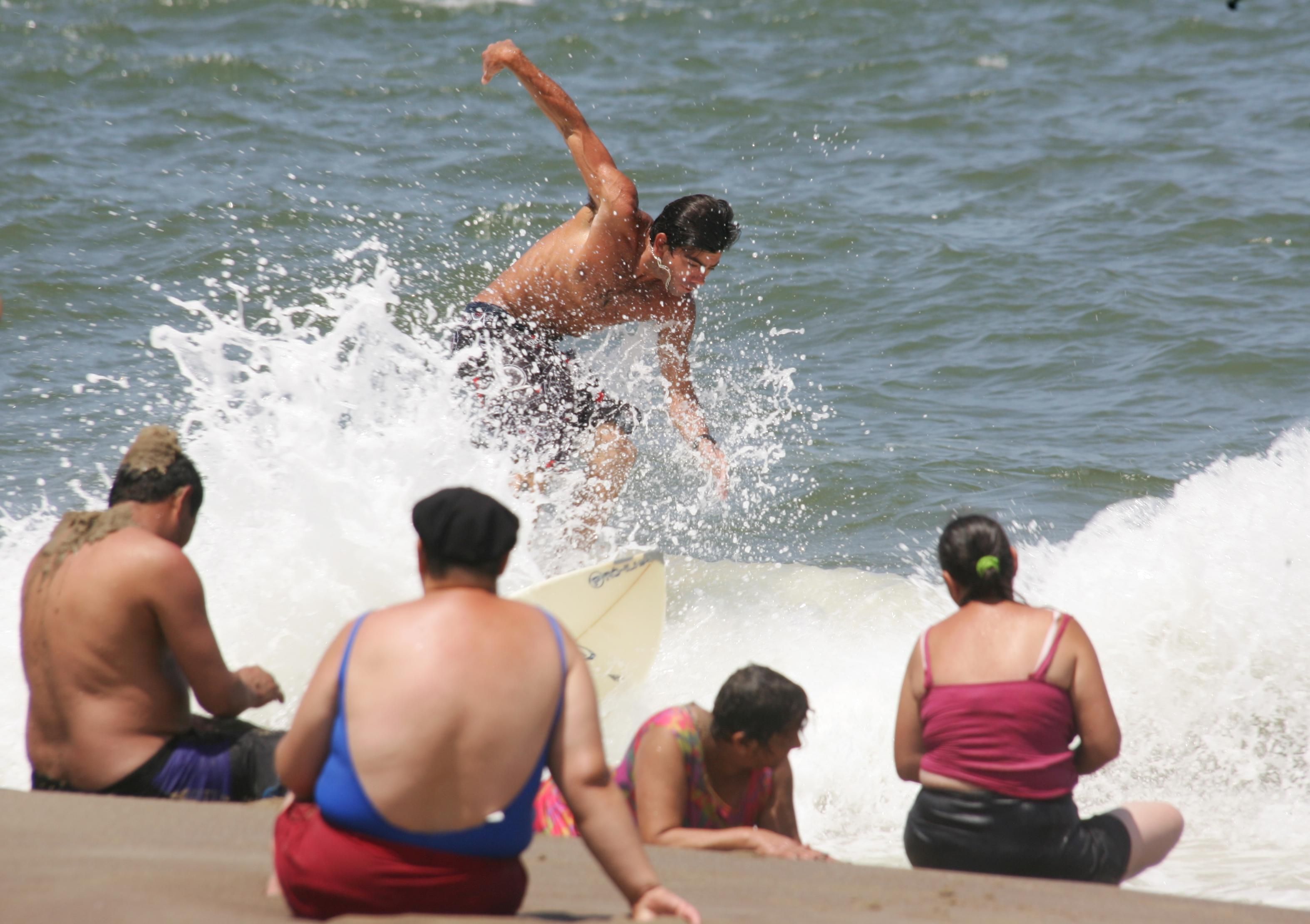 Mar com poucas ondas dificultou a apresentação dos surfistas | Daniel Castellano/Gazeta do Povo