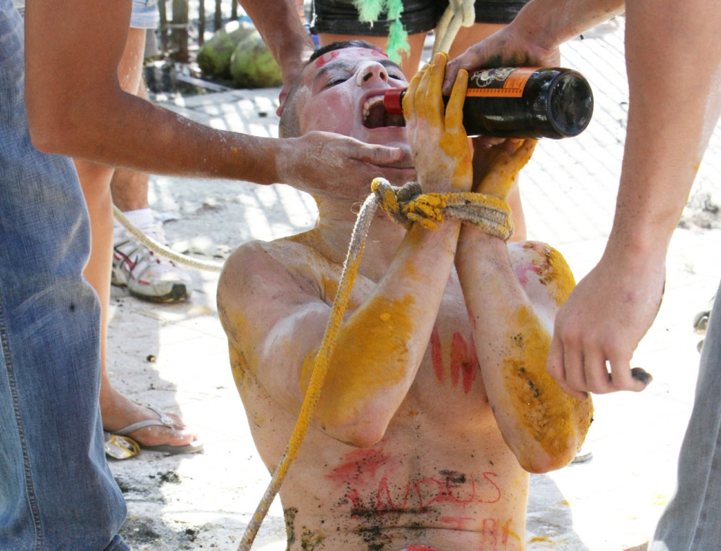 Uma das práticas comuns nos trotes é obrigar o calouro a consumir bebidas alcoólicas. Projetos que tramitam na Câmara dos Deputados querem transformar as humilhações em contravenção penal. | Cristina Cabral/AE