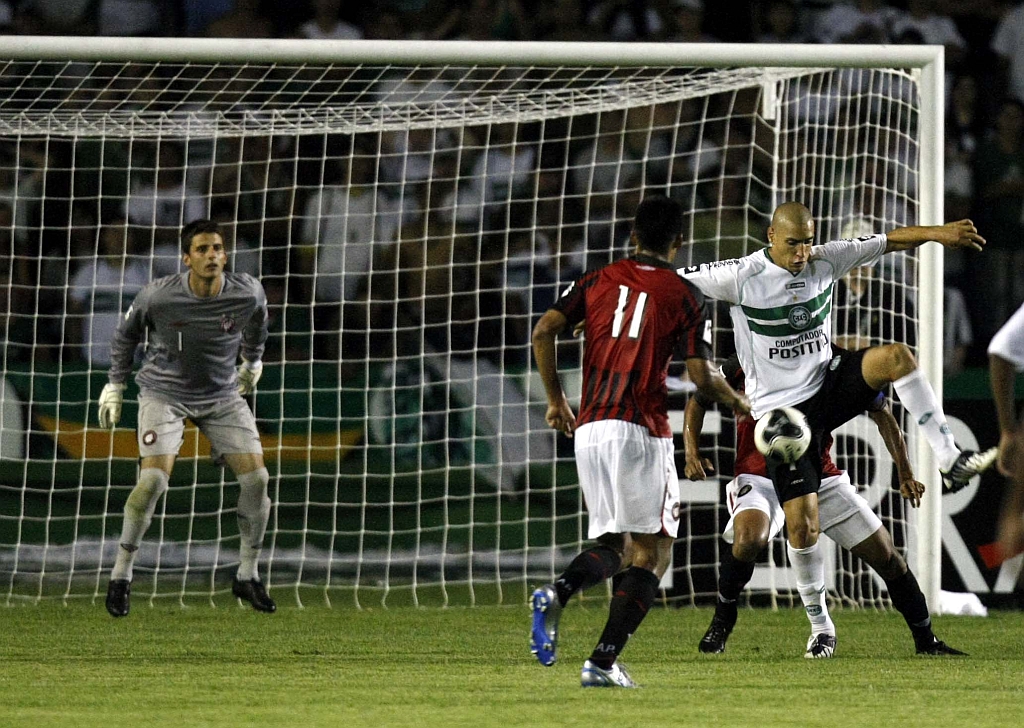 Sem poder contar com o auxílio de Marcos Aurélio, Ariel ficou isolado no meio da defesa atleticana: dupla terá uma semana para se entrosar e enfrentar o Foz, domingo | Valterci Santos/Gazeta do Povo