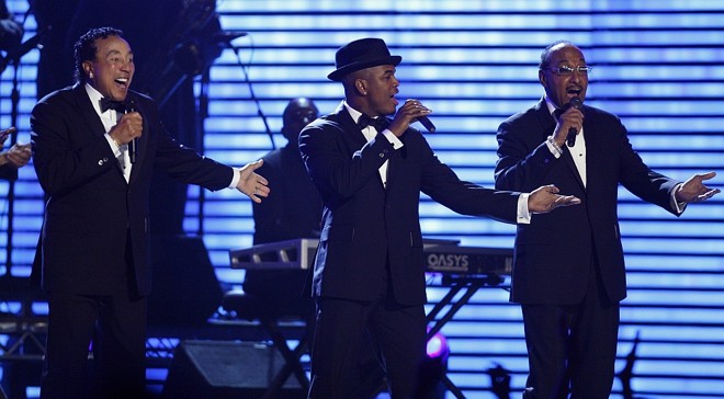 Smokey Robinson (à esq.), Ne-Yo (ao centro) e Duke Fakir se apresentam no Grammy 2009 | 