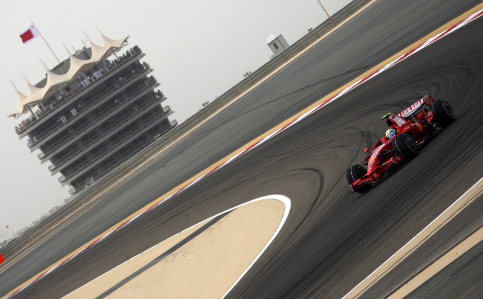 Pelo segundo dia seguida as tempestades de areia atrapalharam testes na pista do Bahrein | Karim Jaafar / AFP