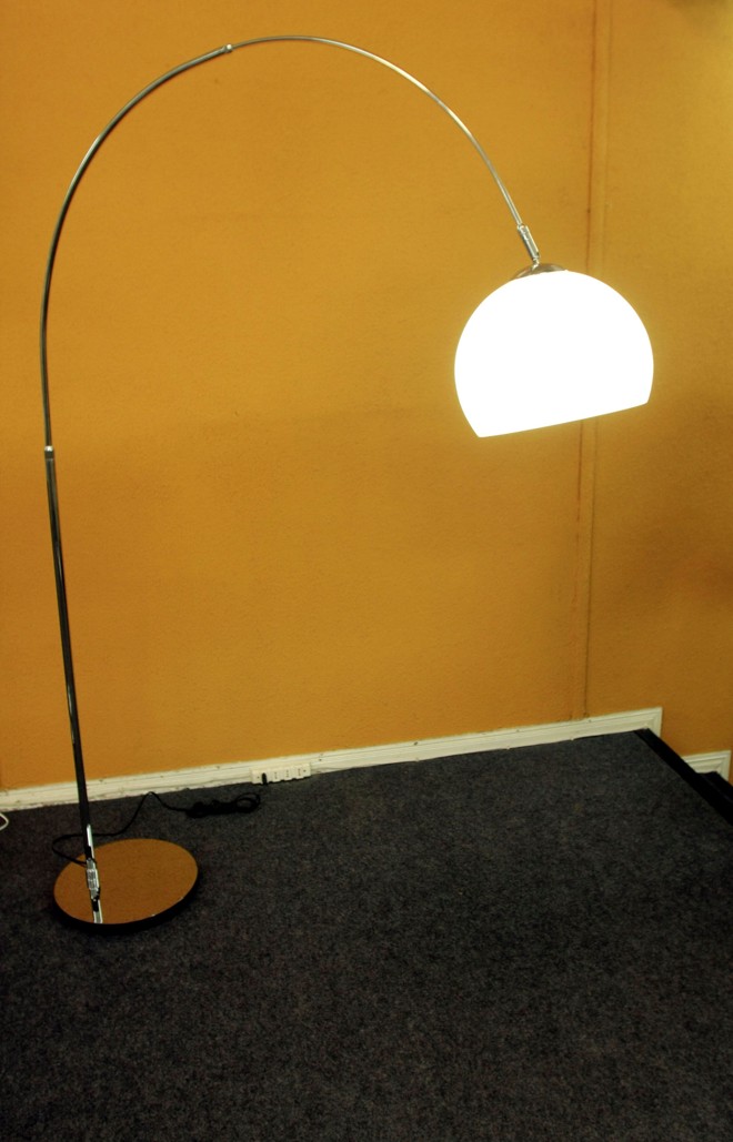 Coluna bolero (luminária de piso), ideal para ambientes que não têm ponto de luz no teto. Estrutura em aço com banho cromo e cúpula em vidro opalino branco. À venda na Casa Suissa por R$ 1.490. | 