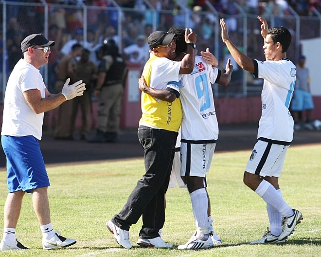 Sérgio Moura recebe o abraço de Oliveira, autor do terceiro gol do Foz | 