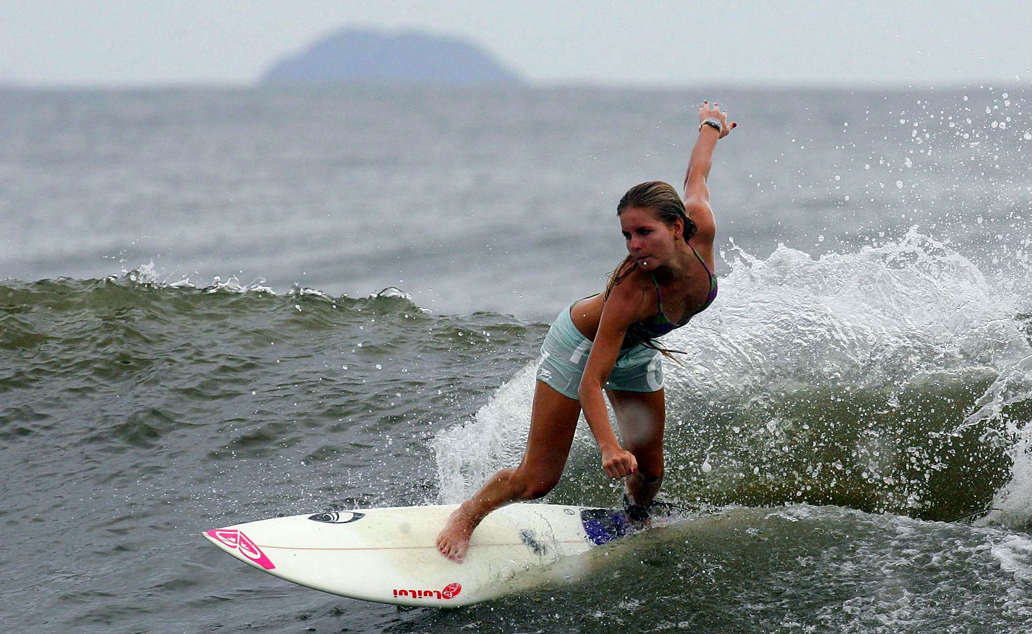 Bruna Schmitz começa no dia 28, na Austrália, a sua jornada na elite mundial do surfe | Valterci Santos / Gazeta do Povo