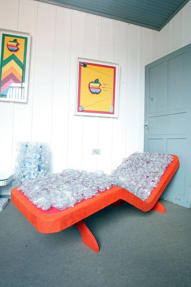 Em vez de estofamento, 280 garrafas pet garantem o conforto da Vita Chaise. A estrutura do móvel é de madeira certificada (com procedência). O trabalho é da Paper.Art | 