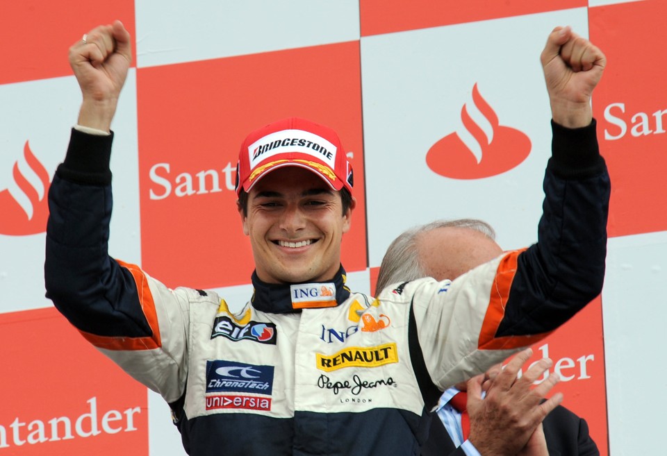 Nelsinho Piquet negou qualquer influência do seu pai, tricampeão da F-1, em sua permanência na Renault | Bertrand Guay / AFP