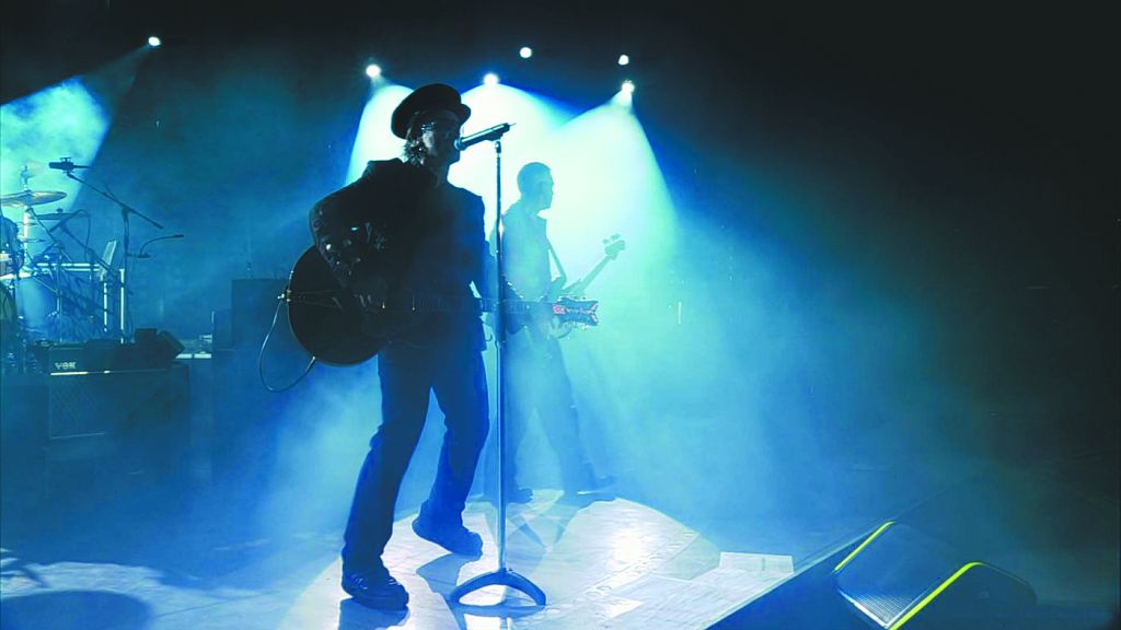 O onipresente Bono Vox, que passou a assinar colunas no The New York Times, quase entra na sala de cinema: efeito 3D | Divulgação