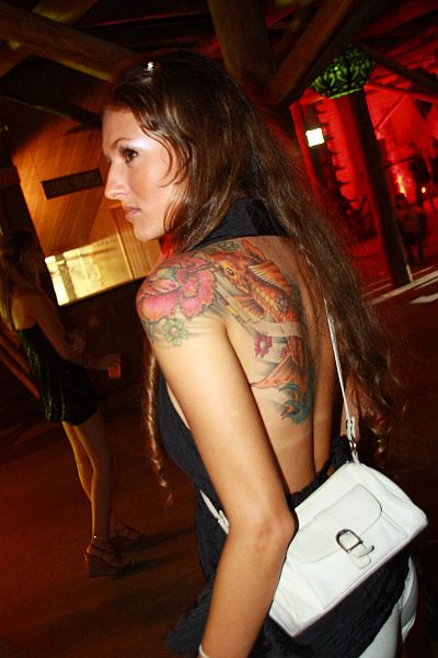 Na festa comandada pelo duo holandês 16 Bit Lolitas, no Warung Beach Club, na Praia Brava (Itajaí), a bela Stella Scábia aproveitou a noite de muito calor e levou suas tattoos para passear. | Daniel Mendes