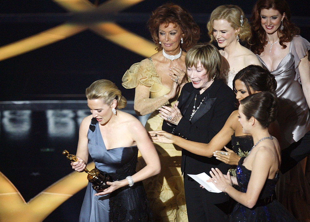Kate Winslet ao receber a estatueta de outras cinco atrizes que já receberam o prêmio: Sophia Loren, Shirley MacLaine, Nicole Kidman, Halle Berry e Marion Cotillard | Reuters/Gary Hershorn