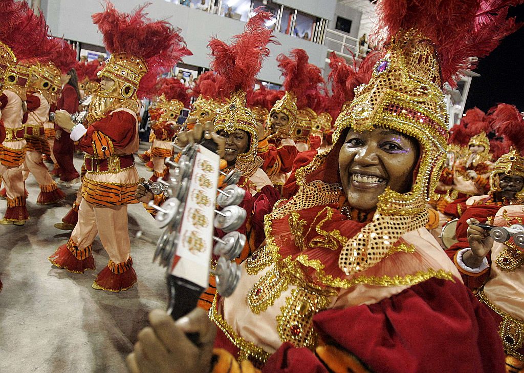 Bateria da Porto da Pedra, primeira a desfilar ontem no Rio de Janeiro: resultado do carnaval carioca será conhecido amanhã à tarde | Bruno Domingues/Reuters