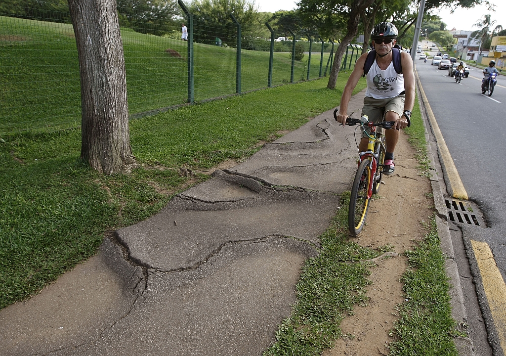 Sem aplicar recursos previstos no PPA e na LDO, ciclovias curitibanas estão em péssimo estado | Rodolfo Bührer/Arquivo/Gazeta do Povo