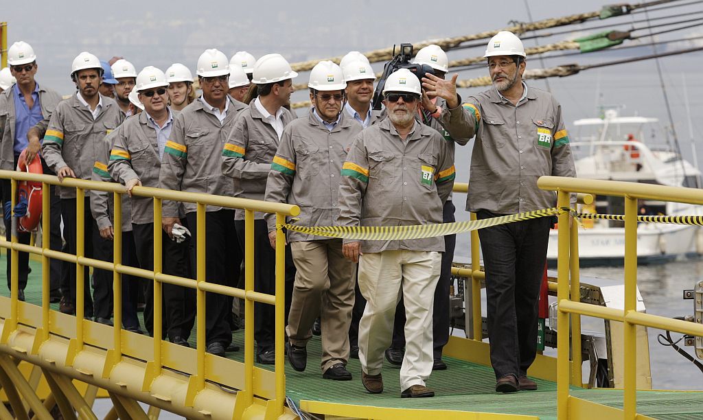 Lula em visita à Petrobras: para petistas, PSDB quer mesmo é privatizar. | Sergio Moraes / Reuters